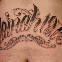 Tatuaje en vientre inscripción en tinta negra 