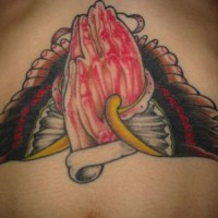 Tatuaje en vientre en color las manos rezando en sangre y plumas indianas