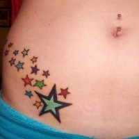 Bauch Tattoo mit vielen farbigen Sternen in verschiedener Größe im Parti-Colour Stil