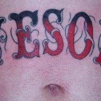 Bauch Tattoo mit schwarzroter Design Inschrift 