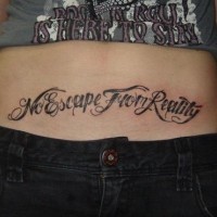 Tatuaje en vientre en tinta negra inscripción 