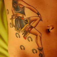 Bauch Tattoo von verspielter Cowgirl mit Hut, Stiefeln und vielen Hufeisen