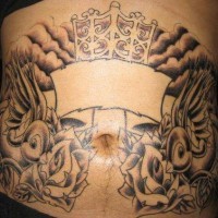Bauch Tattoo mit zwei symmetrischen Schwalben, Rosen und bedecktem Himmel