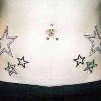 Bauch Tattoo mit sechs nicht ausfefüllten Sternen in verschiedener Größe