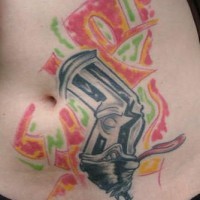 Tatuaggio colorato sulla pancia la pistola grande