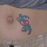 Interesante tatuaje en vientre con corazón rojo y como imagen de persona