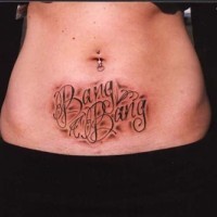 Le tatouage sur l'estomac avec une inscription stylisé