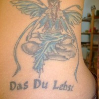 Tatuaje en vientre con haba y una inscripción 