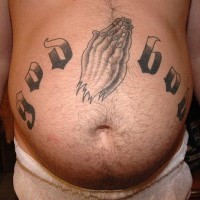 Le tatouage de l'estomac avec des mains priants avec une inscription