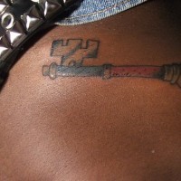 Bauch Tattoo mit langen Design Schlüssel im Parti-Colour-Stil