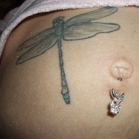 Bauch Tattoo mit großer blauer Libelle