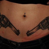 Bauch Tattoo mit zwei gleichen symmetrischen Pistolen