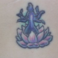 Le tatouage sur l'estomac de positions de yoga sur un lotus