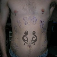 Interesante tatuaje en vientre con imagen de dos hombres jugando, signos y jeroglíficos
