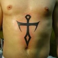 Tatuaje en vientre con símbolo de cruz en tinta negra de diseño específico