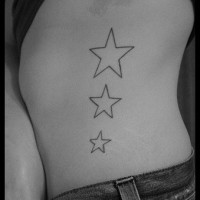 Tatuaje en vientre tres estrellas simples de tamaños diferentes