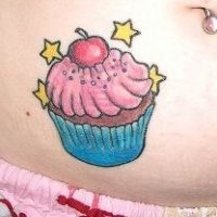 Bauch Tattoo von appetitlichem Keks mit Kirschen und Sternen