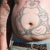 Bauch Tattoo mit glücklichem auffallendem sitzendem Buddha mit Ei