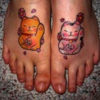 colorato maneki - neko gatti sul entrambe piede tatuaggio