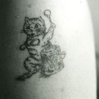 gatto che giocca sul tamburro tatuaggio