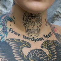 el tatuaje lineado de una calavera mexicana hecho en el cuello