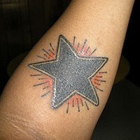 Tattoo von schwarzem leuchtendem Stern