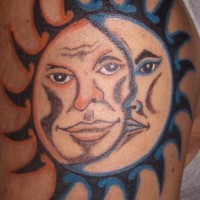 Tatuaje en el hombro sol y luna con aspecto humano