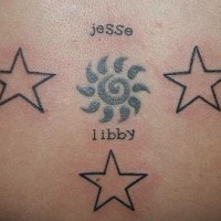 Símbolo del sol con tres estrellas tatuaje minimalístico