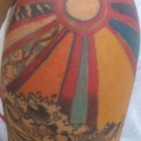 Sol multicolor con tatuaje de las olas del mar