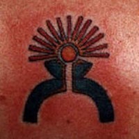 Símbolo del sol astrológico tatuaje en color