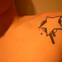 Símbolo de luna y estrella tatuaje en tinta negra