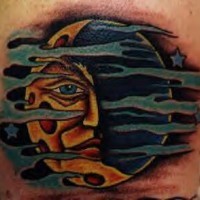 Muy bonito tatuaje  del sol y luna en el cielo