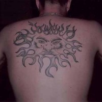 Gran tatuaje del sol con aspecto humano en la espalda