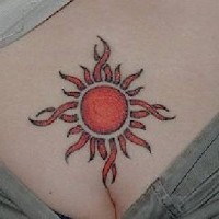 Pequeño símbolo del sol rojo tatuaje