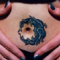 Interesante tatuaje en tinta azul en forma de la luna alrededor del ombligo