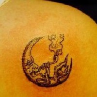 Rauchende Mondsichel Tattoo