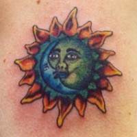 Einfache Sonne und Mond Tattoo in Farbe
