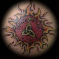 Sol con símbolo de trinidad tatuaje en color