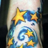 Vía Láctea con estrellas tatuaje en color