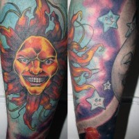 Enigmático tatuaje en color la luna, el sol y las estrellas en la manga