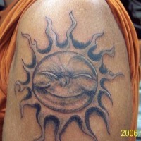 Simpático tatuaje del sol contento