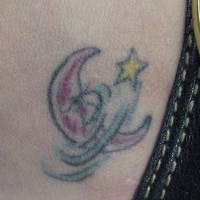 Simple tatuaje luna creciente con estrella