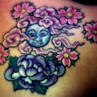 Luna llena y flores tatuaje en colores suaves