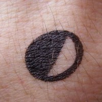 Pequeña luna minimalista tatuaje en tinta negra