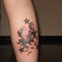 Luna entre las nubes tatuaje en la pierna