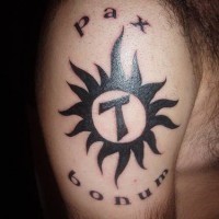 Tattoo mit Sonnensymbol und Pax Bonum