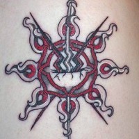 Interesante tatuaje del sol en negro y rojo