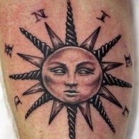 Clásico tatuaje del sol con inscripción