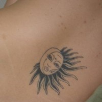 Schwarze Tinte Sonne und Mond Tattoo am Rücken