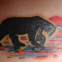 orso con tramonto sullo sfondo tatuaggio